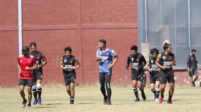 Latihan perdana PSM Makassar di lapangan Bosowa Sport Center (BSC), Makassar, Senin (21/9/2020)