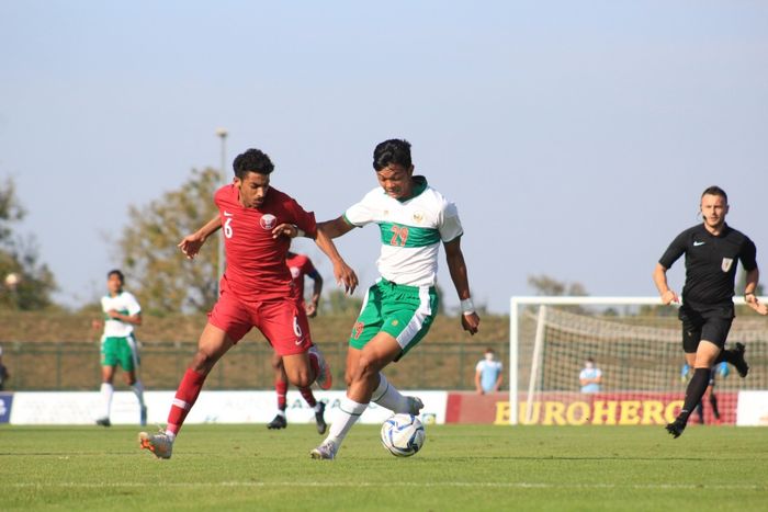 Striker timnas U-19 Indonesia, Saddam Gaffar (kanan), berduel dengan bek Qatar, Faisal Mohammad Azadi, dalam laga uji coba Minggu (20/9/2020).