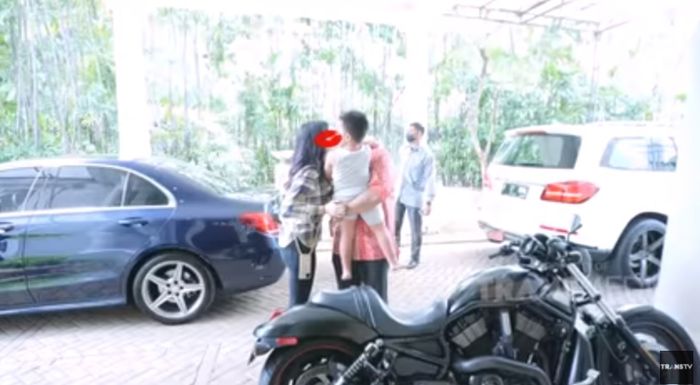 Nia Ramadhani cium bibir sang suami di depan umum