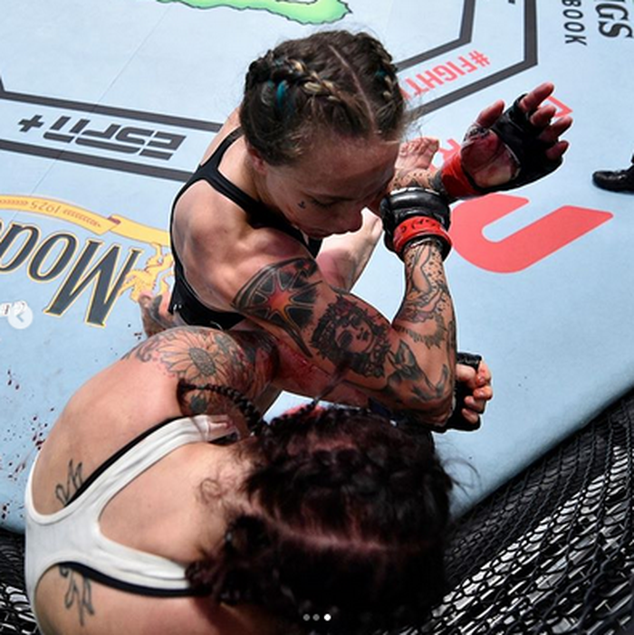 Momen Jessica-Rose Clark (atas) melakukan sikutan tajam ke kepala Sarah Aspar (bawah) pada UFC Fight Night 178 Minggu (20/9/2020).