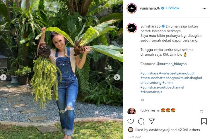 Potret cantik <a href='https://jambi.tribunnews.com/tag/yuni-shara' title='Yuni Shara'>Yuni Shara</a> saat berkebun di taman rumah.