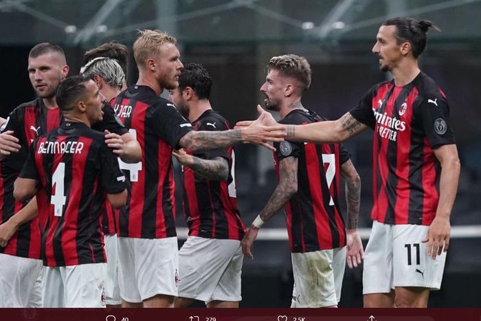 Para pemain AC Milan merayakan gol yang dicetak Zlatan Ibrahimovic ke gawang Bologna pada laga pekan pertama Liga Italia, Senin (21/9/2020).