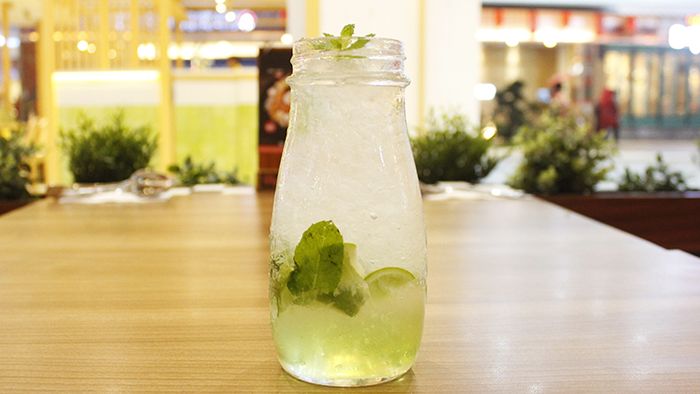 Warung Wardani's es jeniper provides tangy and sweet flavours at the same time.
