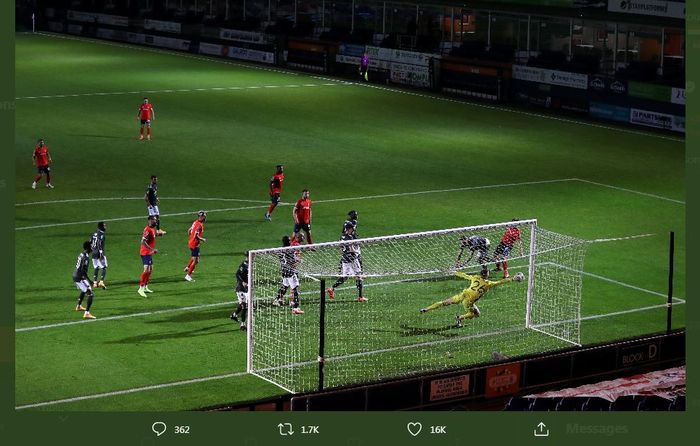 Aksi penyelamatan Dean Henderson saat Manchester United bertamu ke Luton Town di Piala Liga Inggris, 22 September 2020.