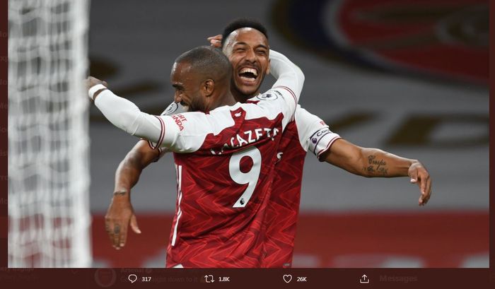 Penyerang Arsenal, Pierre-Emerick Aubameyang dan Alexandre Lacazette berpelukan merayakan gol.