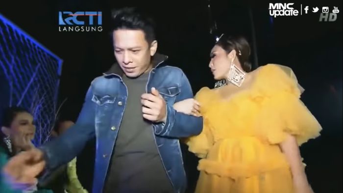 Luna Maya nampak melihat <a href='https://kupang.tribunnews.com/tag/ariel-noah' title='Ariel NOAH'>Ariel NOAH</a> yang lewat bersama <a href='https://kupang.tribunnews.com/tag/ayu-dewi' title='Ayu Dewi'>Ayu Dewi</a>
