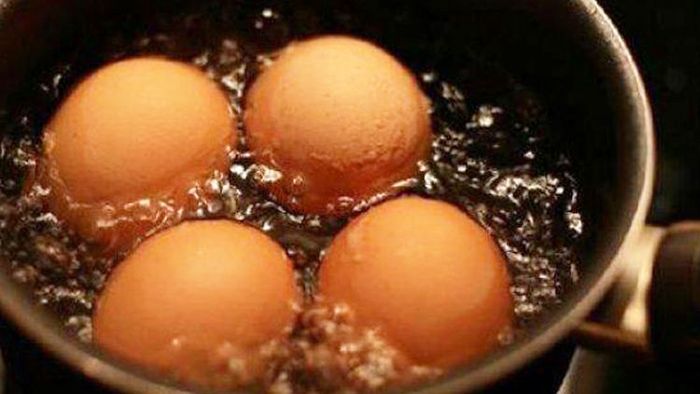 Chef hotel bintang lima selalu merendam telur rebus di sepanci batu es supaya lebih praktis. 