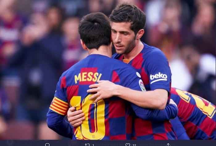 Momen kebersamaan Lionel Messi dan Sergi Roberto dalam sebuah laga Barcelona.