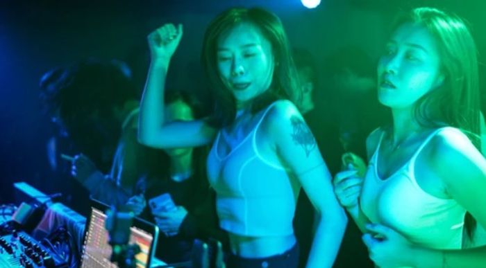 PEMANDANGAN SALAH SATU BAR TERBESAR DI WUHAN PADA 18 SEPTEMBER 2020.