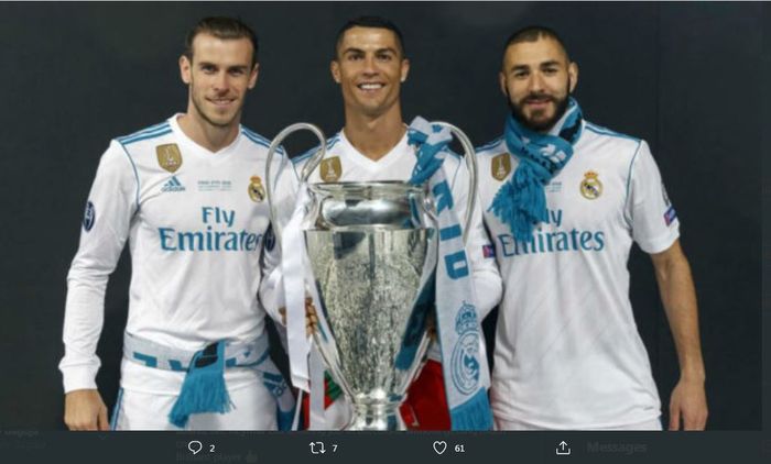 Cristiano Ronaldo diapit Karim Benzema dan Gareth Bale saat berpose dengan trofi juara Liga Champions.