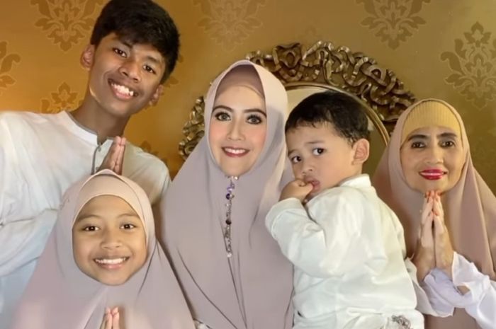 Meggy Wulandari dan keluarganya.