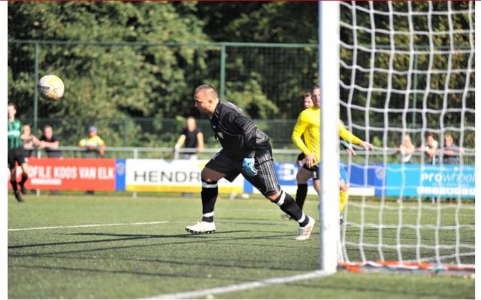 Aksi Jhonny van Beukering saat menjadi kiper di SC Veluwezoom.