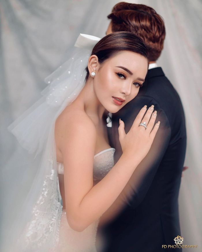 Pakai Gaun Pengantin Transparan, Lihat Seksinya Penampilan Amanda