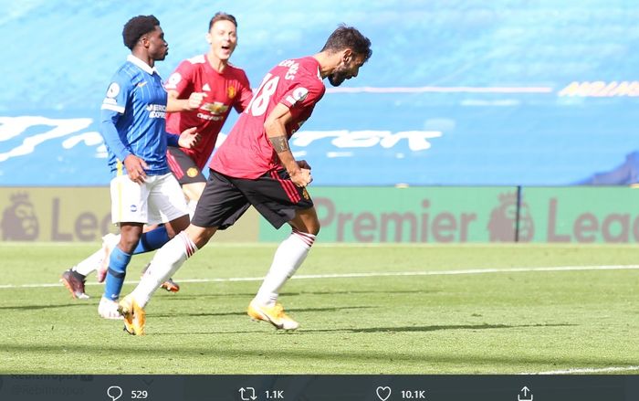 Gelandang Manchester United, Bruno Fernandes, melakukan selebrasi usai mencetak gol penalti ke gawang Brighton &amp; Hove Albion di American Express Stadium, Sabtu (26/9/2020). 