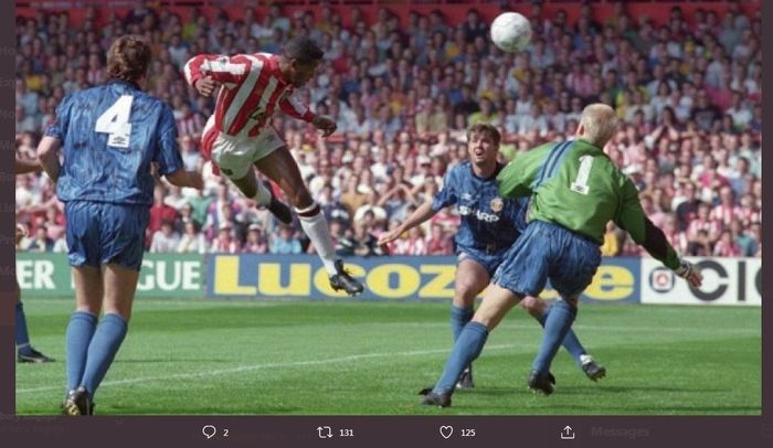 Brian Deane mencetak gol Sheffield United ke gawang Manchester United di Premier League 1992-1993.