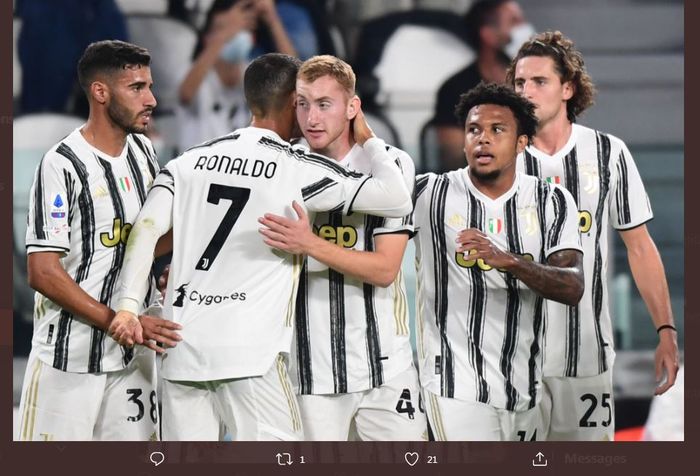 Cristiano Ronaldo berpelukan dengan Dejan Kulusevski setelah mencetak gol bagi Juventus.