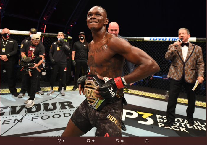 Petarung UFC asal Nigeria, Israel Adesanya, berhasil mempertahankan sabuk juara kelas menengah. Kesuksesan Adesanya itu diraih setelah menumbangkan Paulo Costa dalam ajang UFC 253 di Flash Forum, Yas Island, Abu Dhabi, Uni Emirat Arab, Minggu (27/9/2020).