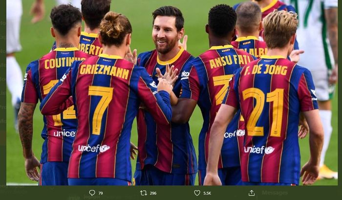 Lionel Messi memimpin rekan-rekannya di Barcelona.