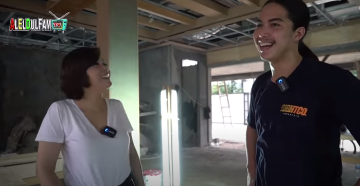 Maia Estianty dan El Rumi sedang memantau pembangunan rumah barunya.