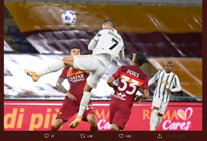 Cristiano Ronaldo mencetak gol sundulan untuk Juventus ke gawang AS Roma dalam lanjutan Liga Italia di Olimpico, 27 September 2020.