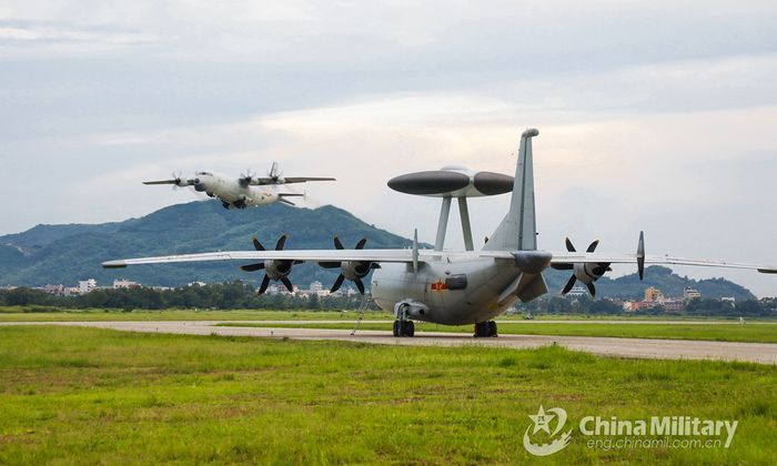 Pesawat dengan peringatan dini udara (AEW) KJ-500 yang dipasang di resimen penerbangan angkatan laut di bawah Komando Teater Selatan PLA melakukan taksi di landasan pacu sebelum lepas landas selama latihan penerbangan sepanjang waktu pada 19 Agustus 2020.