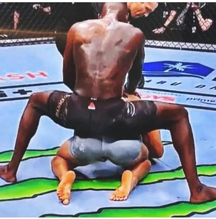 Perlakuan tidak senonoh Israel Adesanya pada Paulo Costa di UFC 253.