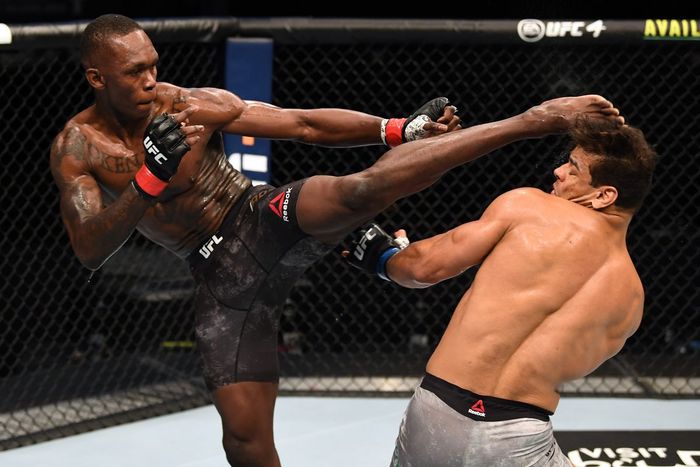 Israel Adesanya (kiri) saat mengalahkan Paulo Costa di UFC 253.