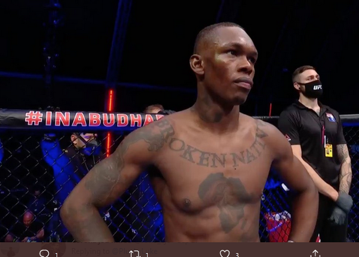 Foto petarung UFC, Israel Adesanya yang dinilai menunjukan postur aneh pada dada kanannya.