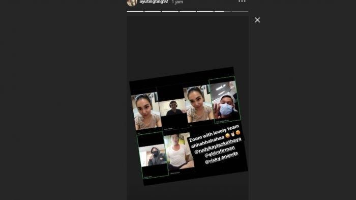 Ayu Ting Ting melakukan zoom meeting