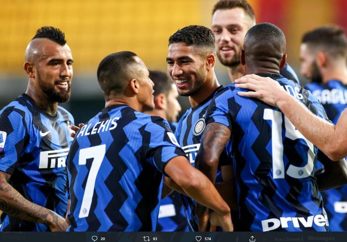 Para pemain Inter Milan merayakan gol Achraf Hakimi ke gawang Benevento pada laga tunda pekan pertama Liga Italia 2020-2021, Rabu (30/9/2020).