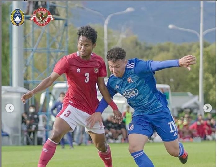 Pemain Timnas U-19 Indonesia, Bagas Kaffa berduel dengan salah satu pilar Dinamo Zagreb, 28 September 2020