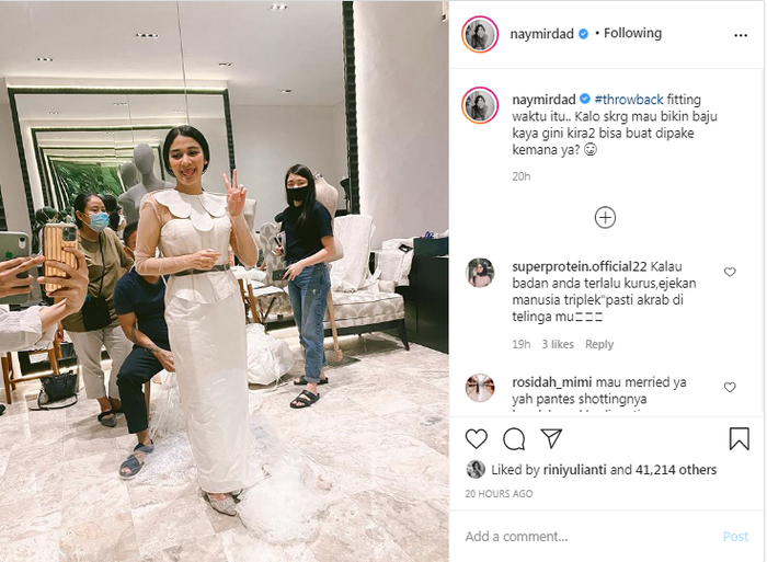 Naysilla Mirdad fitting baju.