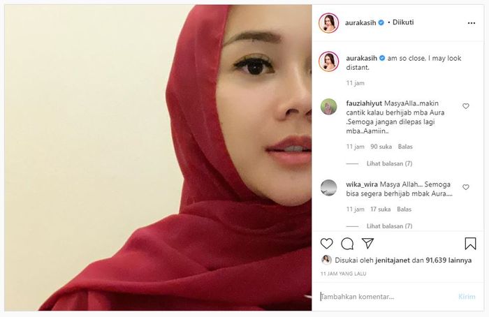 Aura Kasih tampil cantik dengan mengenakan hijab hingga penuh dengan komentar netizen mendoakannya istikamah.