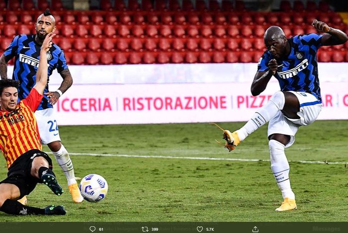 Romelu Lukaku mencetak gol ke gawang Benevento.