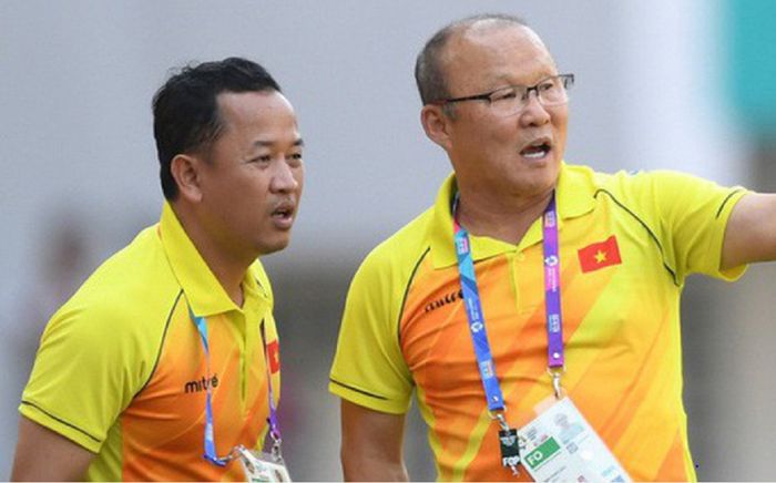 Pelatih Timnas Vietnam Park Hang-seo bersama asisten bahasa Le Huy Khoa. Park punya cara unik yang patut ditiru Shin Tae-yong.