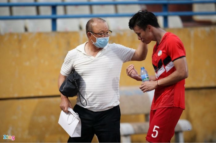 Pelatih Timnas Vietnam Park Hang-seo memberikan hadiah kepada Que Ngoc Hai. 