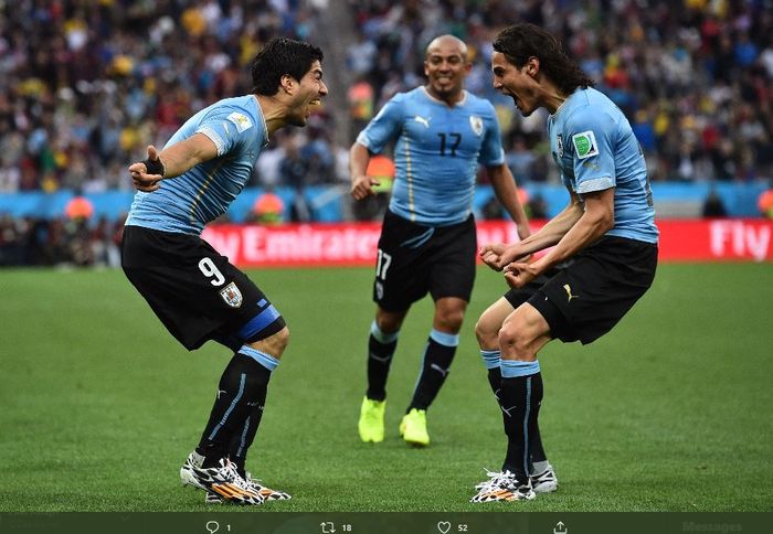 Edinson Cavani dan Luis Suarez saat merayakan gol untuk timnas Uruguay.