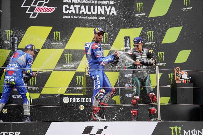 Dari kiri: Joan Mir, Alex Rins, dan Fabio Quartararo, merayakan keberhasilan mereka meraih podium pada balapan MotoGP Catalunya di Sirkuit Catalunya, Spanyol, 27 September 2020.
