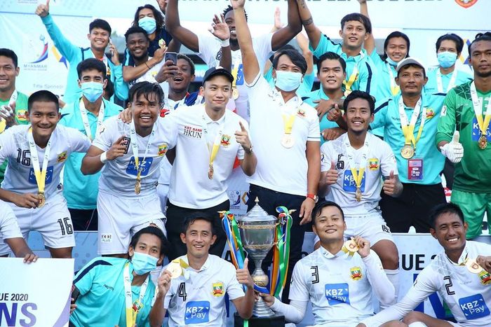 Para pemain Shan United merayakan gelar juara Liga Myanmar musim 2020.