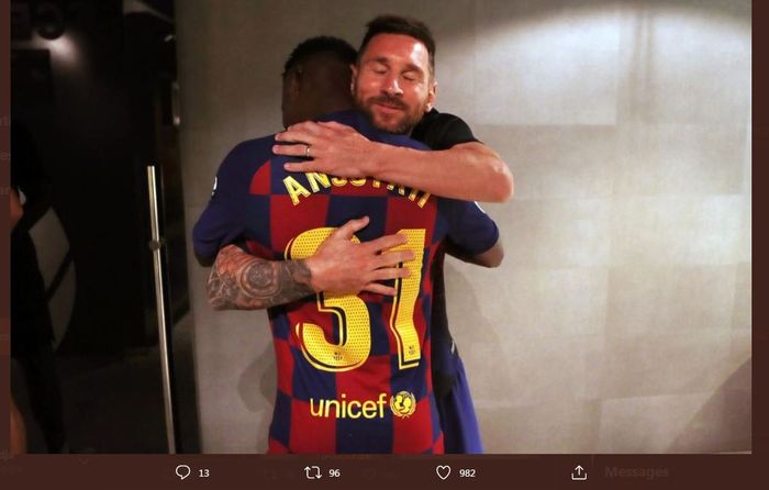 Kapten Barcelona, Lionel Messi, memeluk Ansu Fati.