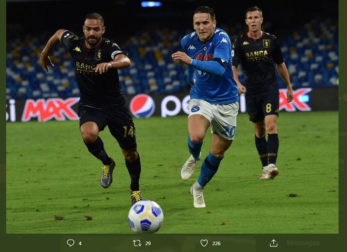 Gelandang Napoli, Piotr Zielinski (kanan), beraksi dalam laga Liga Italia 2020-2021 melawan Genoa.