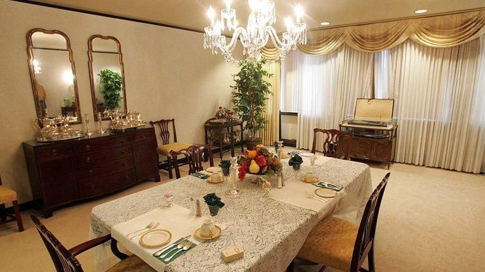 Ruang makan di suite bahkan diterangi oleh lampu kristal, yang berarti Trump bisa disuguhi kemewahan yang biasa dia nikmati