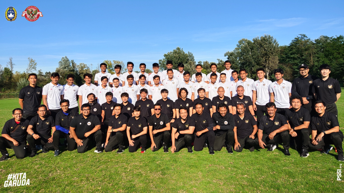 Pemain dan ofisial Timnas U-19 Indonesia melakukan foto bersama di Kroasia. 