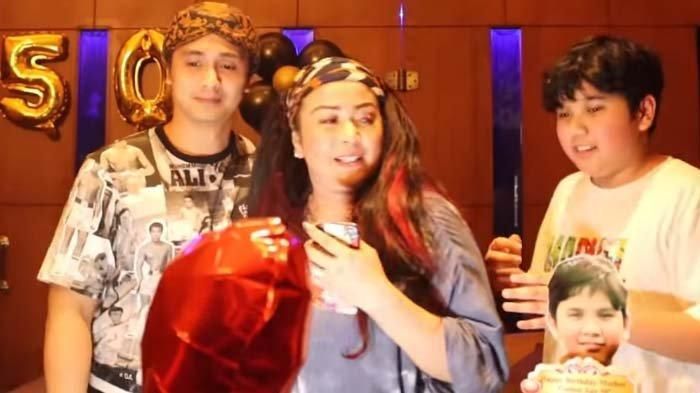 Keluarga Tajir-melintir, Ajun Perwira Bobol ATM Demi Belikan Jennifer Ipel Kado Mewah dengan Lapisan Emas, sang Anak Kepergok Protes di Pesta Ulang Tahun: Aku Harap Mama Stop...