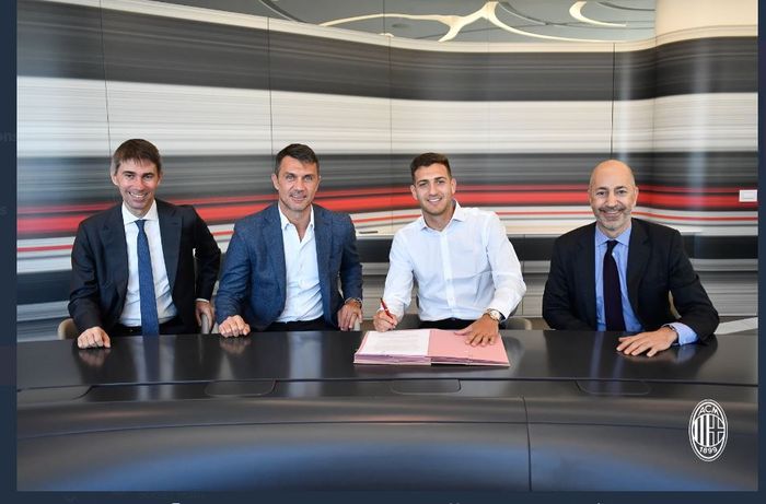 Diogo Dalot (kedua dari kanan) meneken kerja sama dengan AC Milan.