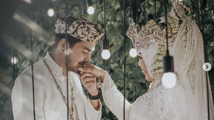 Elly Sugigi dan kekasih barunya foto dengan baju pengantin