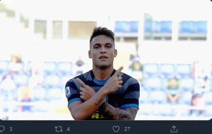 Lautaro Martinez melakukan selebrasi usai mencetak gol ke gawang Lazio.