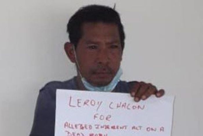 Leroy Chacon ketika memegang kertas bertuliskan pesan bahwa dia sudah memerkosa jenazah perempuan yang meninggal karena Covid-19. Oleh pengadilan di Guyana, dia dipenjara sealama 3 tahun atas perbuatannya.