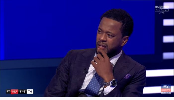 Eks bek Manchester United, Patrice Evra, ketika menjadi komentator di Sky Sports.