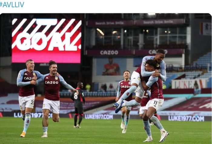 Para pemain Aston Villa merayakan gol yang dicetak ke gawang Liverpool dalam laga Liga Inggris di Stadion Villa Park, Minggu (4/10/2020).